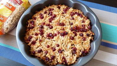 запеканка из овсяных хлопьев с яблоками и клюквой