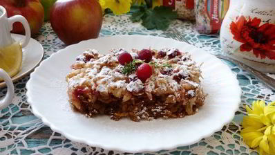 запеканка из овсяных хлопьев с яблоками и клюквой