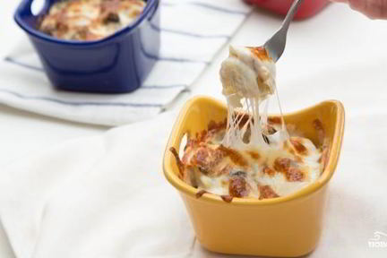 Запеканка из пельменей с сыром и грибами