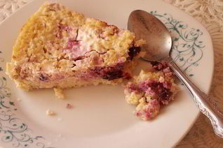 Запеканка из пшенки с ягодами и орехами