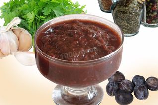 Аджика из слив классическая