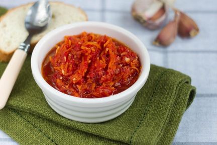 Аджика с яблоками и помидорами