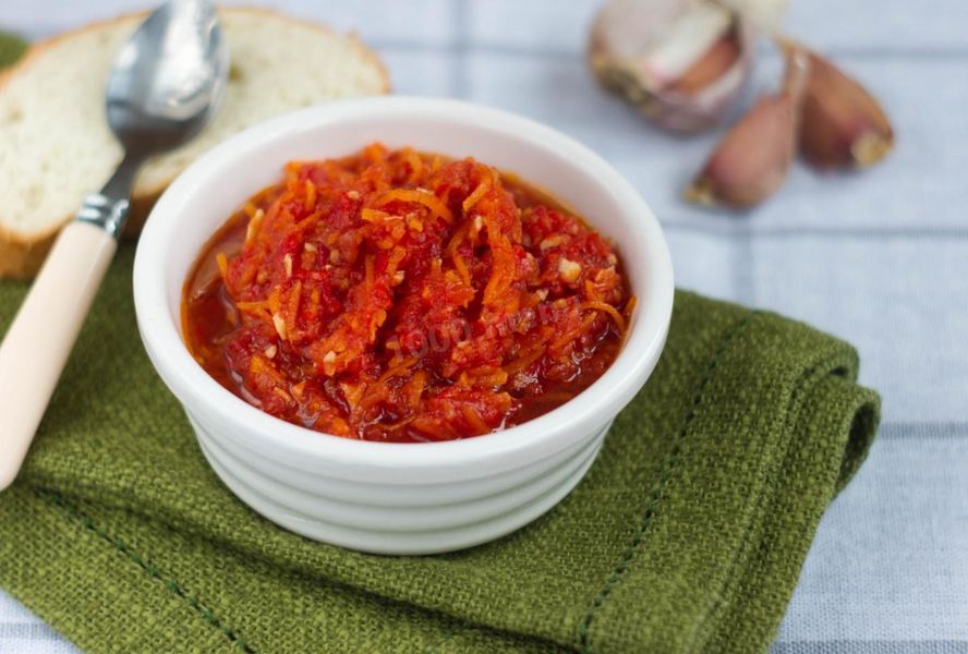 Аджика с яблоками и помидорами