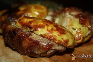 Картофель с беконом и сухой кавказской аджикой в фольге в углях