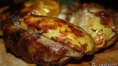 картофель с беконом и сухой кавказской аджикой в фольге в углях