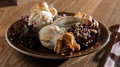 куриные голени с аджикой в слоеном тесте