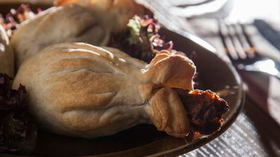 куриные голени с аджикой в слоеном тесте