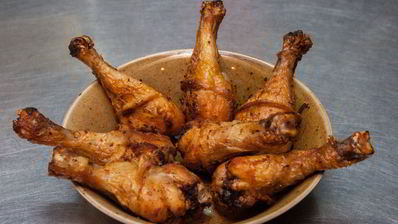 куриные голени с аджикой в слоеном тесте