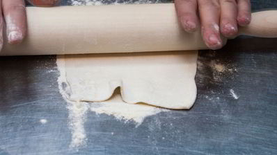 куриные голени с аджикой в слоеном тесте