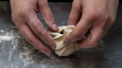 куриные голени с аджикой в слоеном тесте