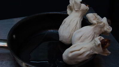 куриные голени с аджикой в слоеном тесте