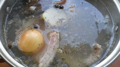 обжаренные свиные ребрышки с аджикой и овощами al dente