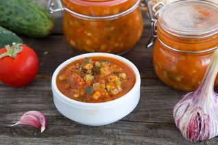 Огуречно-томатная приправа в стиле аджики