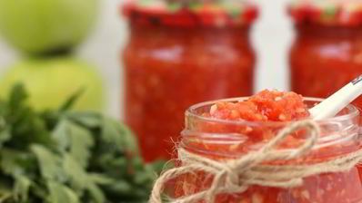 острая аджика с яблоками на зиму