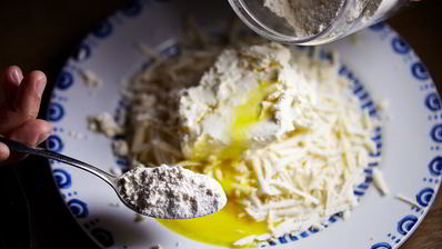 соленые сырники с аджикой