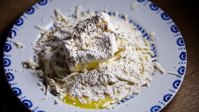 соленые сырники с аджикой