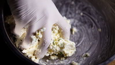 соленые сырники с аджикой