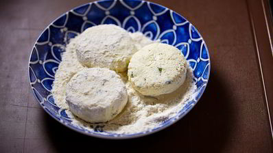 соленые сырники с аджикой