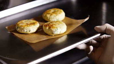 соленые сырники с аджикой