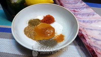 свиные ребрышки с сухой аджикой и шалфеем