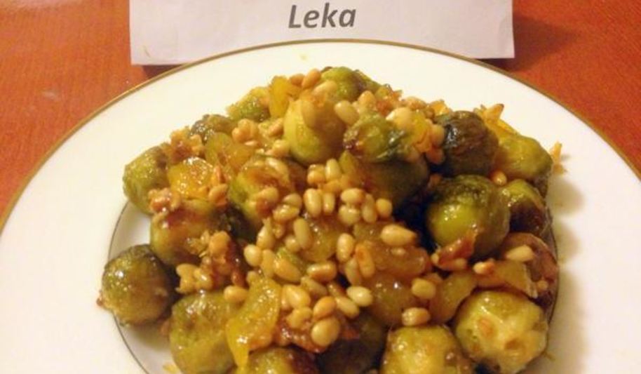 Рецепт брюссельской капусты с орешками и джемом