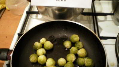 брюссельская капуста с орешками и джемом