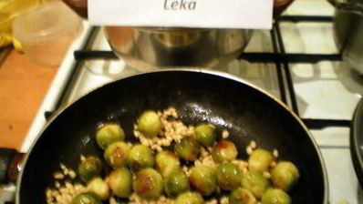 брюссельская капуста с орешками и джемом