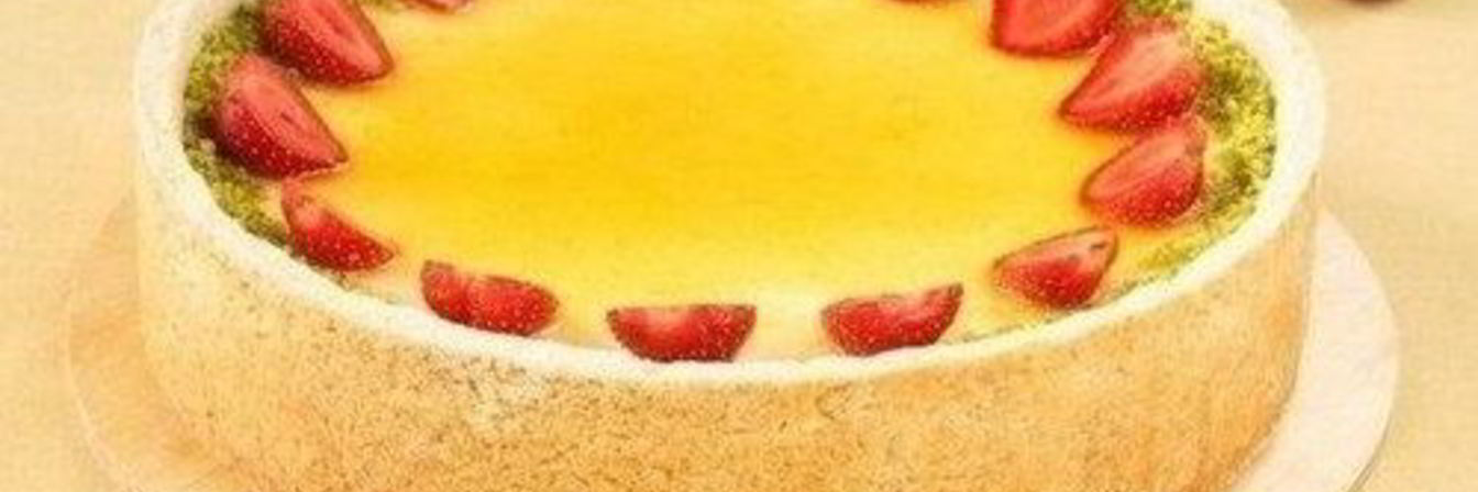 Чизкейк с абрикосовым джемом, фисташками и клубникой