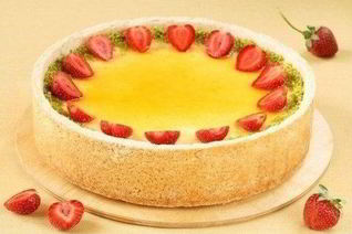 Чизкейк с абрикосовым джемом, фисташками и клубникой