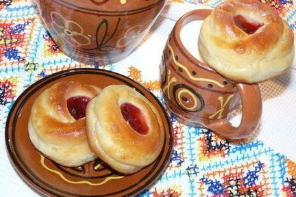 Дрожжевые булочки с ягодным джемом