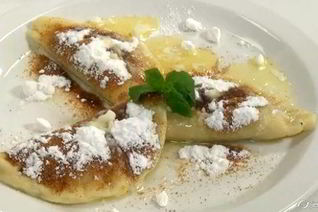 Конвертики из картофельного теста со сливовым джемом и имбирной крошкой