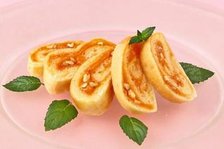 Рулет с джемом и орехами