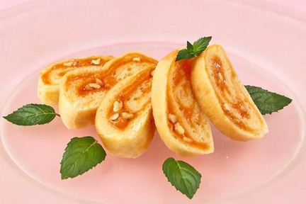 Рулет с джемом и орехами