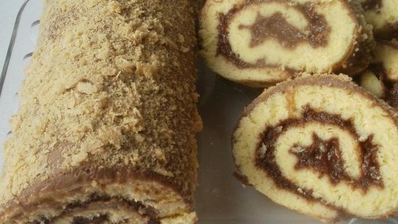 рулетик с шоколадно-банановым джемом