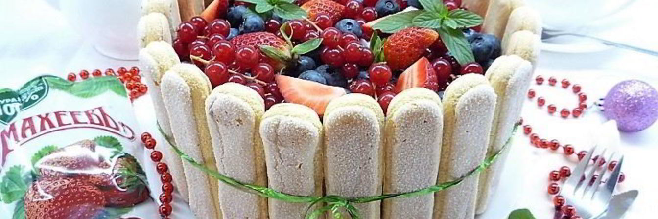 Шарлотт с ягодами и клубничным джемом