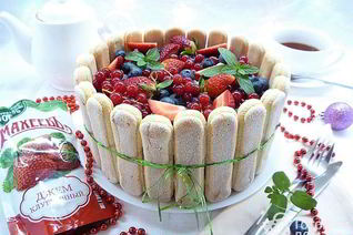 Шарлотт с ягодами и клубничным джемом