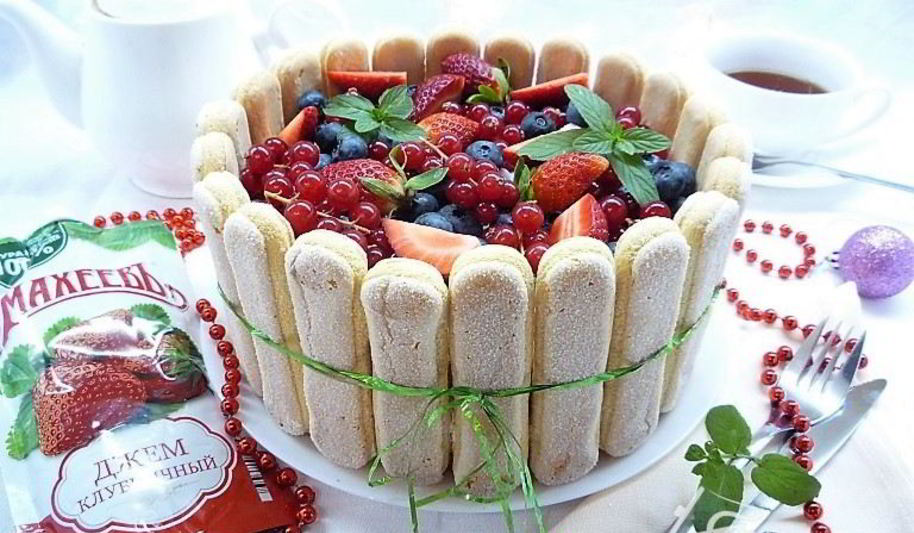 Рецепт шарлотта с ягодами и клубничным джемом