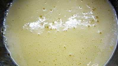 шарлотт с ягодами и клубничным джемом