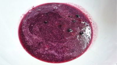 шарлотт с ягодами и клубничным джемом