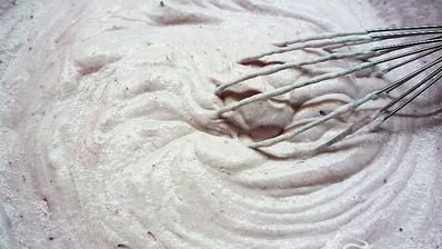 шарлотт с ягодами и клубничным джемом