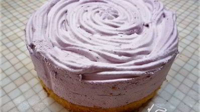 шарлотт с ягодами и клубничным джемом