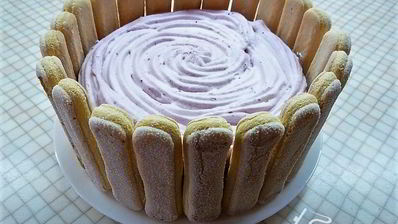 шарлотт с ягодами и клубничным джемом