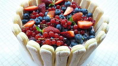 шарлотт с ягодами и клубничным джемом