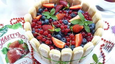 шарлотт с ягодами и клубничным джемом