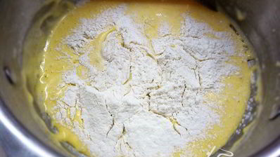 шарлотт с ягодами и клубничным джемом