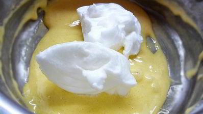 шарлотт с ягодами и клубничным джемом