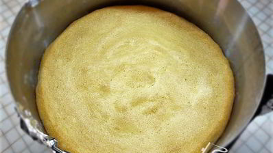 шарлотт с ягодами и клубничным джемом