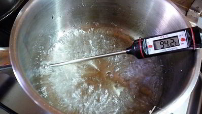 шарлотт с ягодами и клубничным джемом