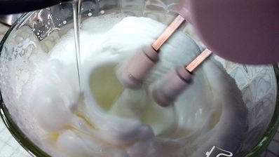 шарлотт с ягодами и клубничным джемом