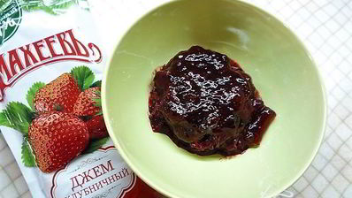 шарлотт с ягодами и клубничным джемом